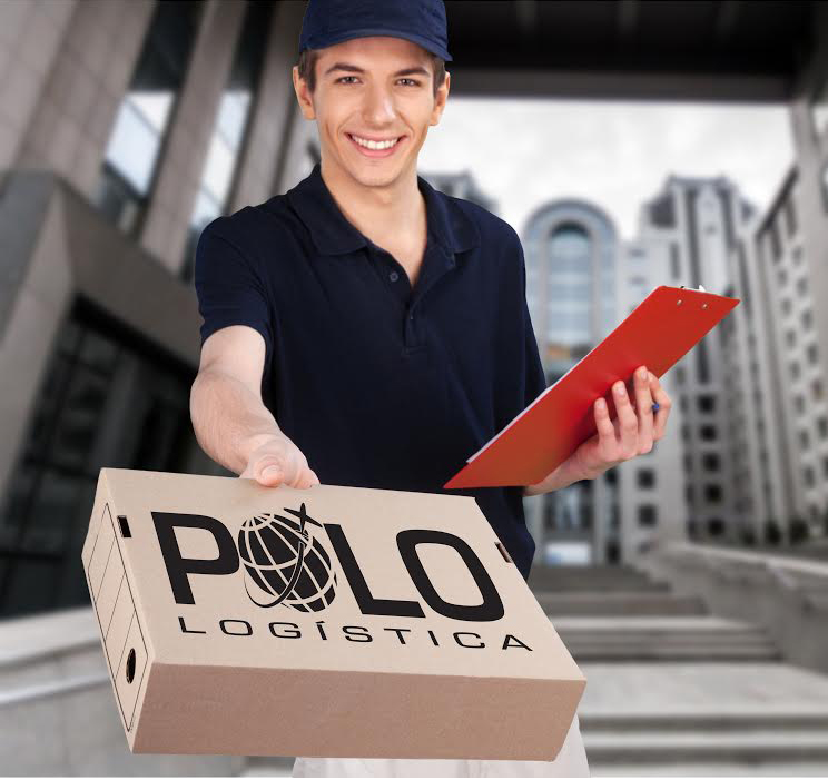 Rapaz sorrindo com uma caixa de entregas com a logo da Polo